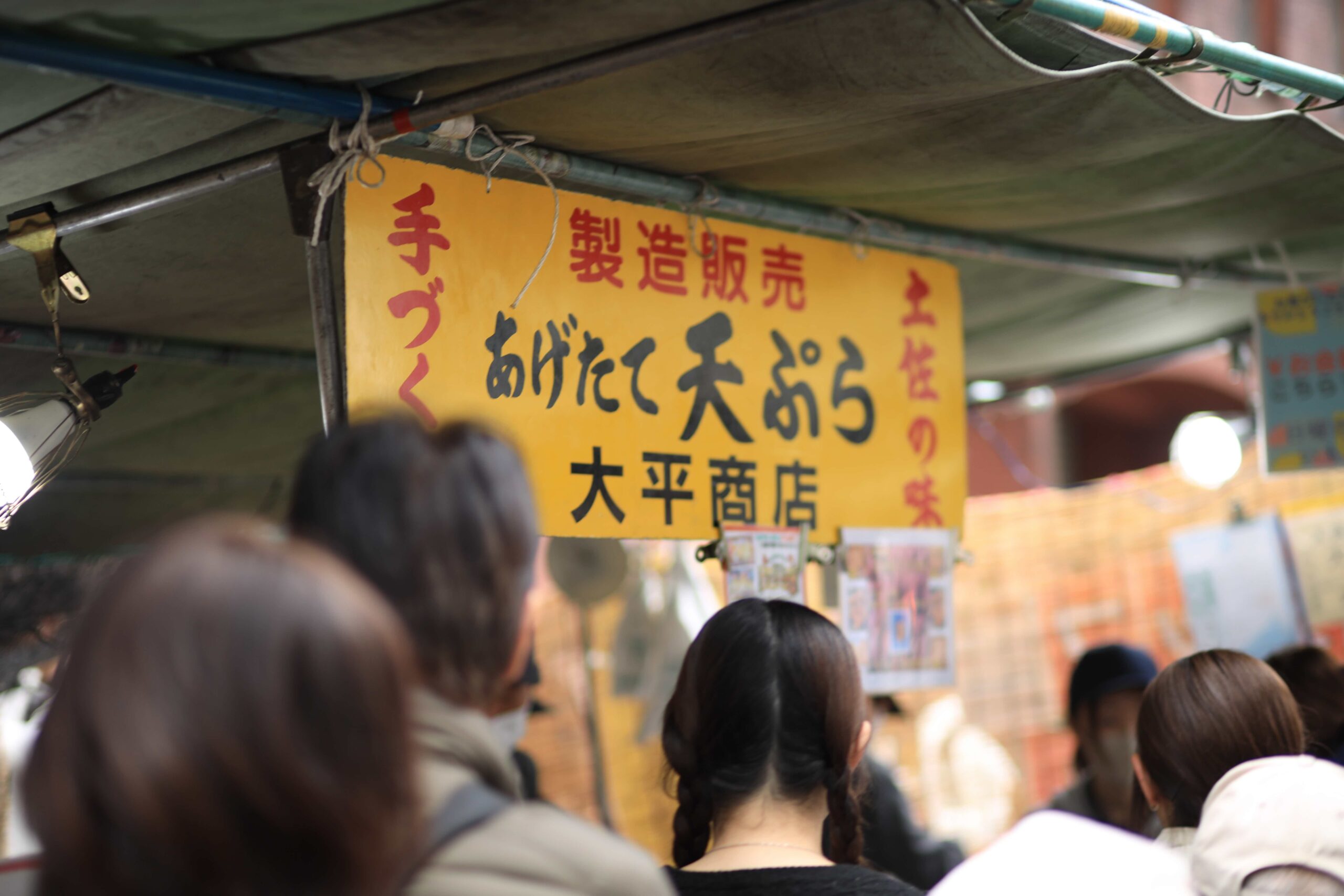 Queue of customers at Ohira Shoten imo-ten tempura stall at Kochi Sunday Market