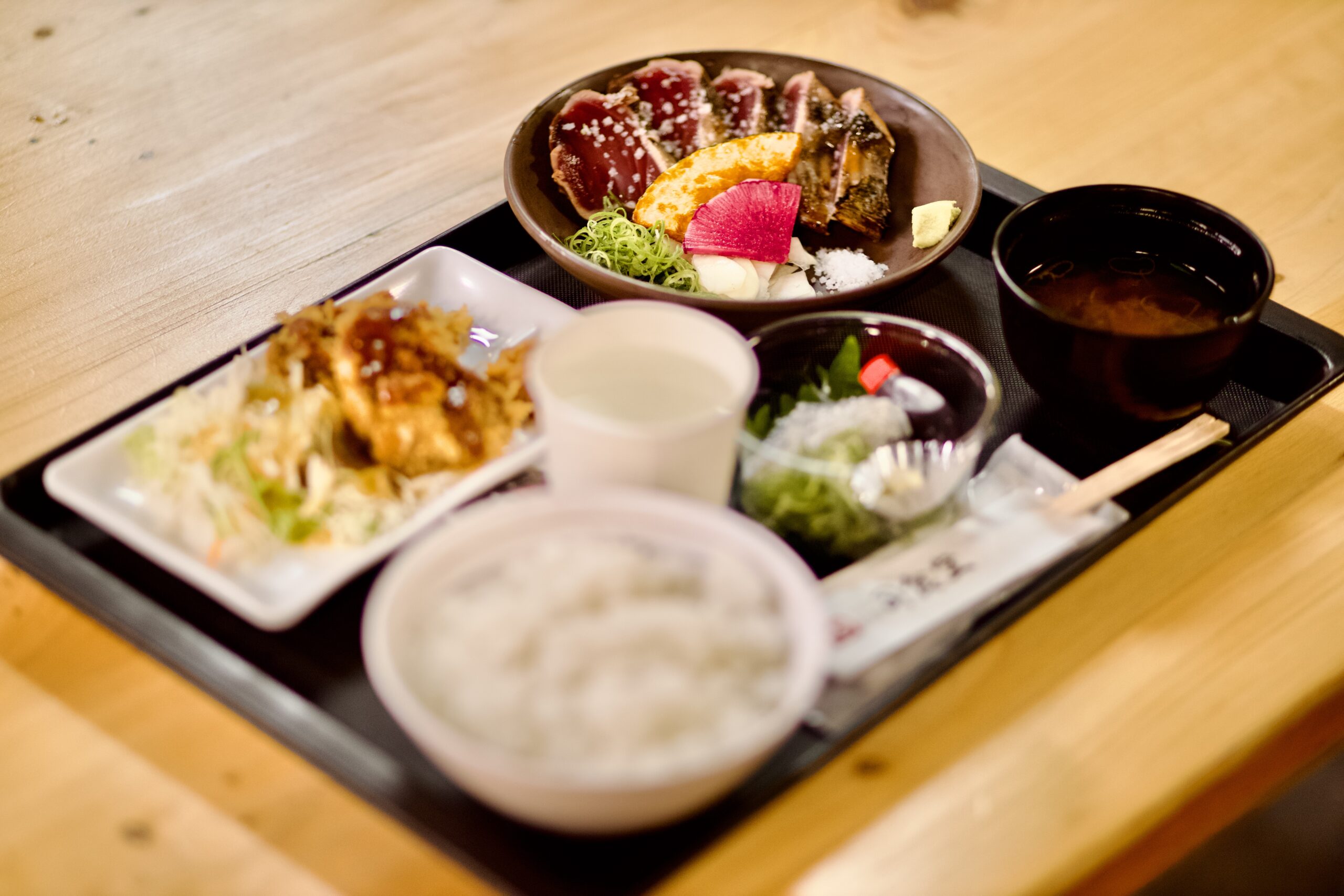 Generous serving of katsuo no tataki set meal