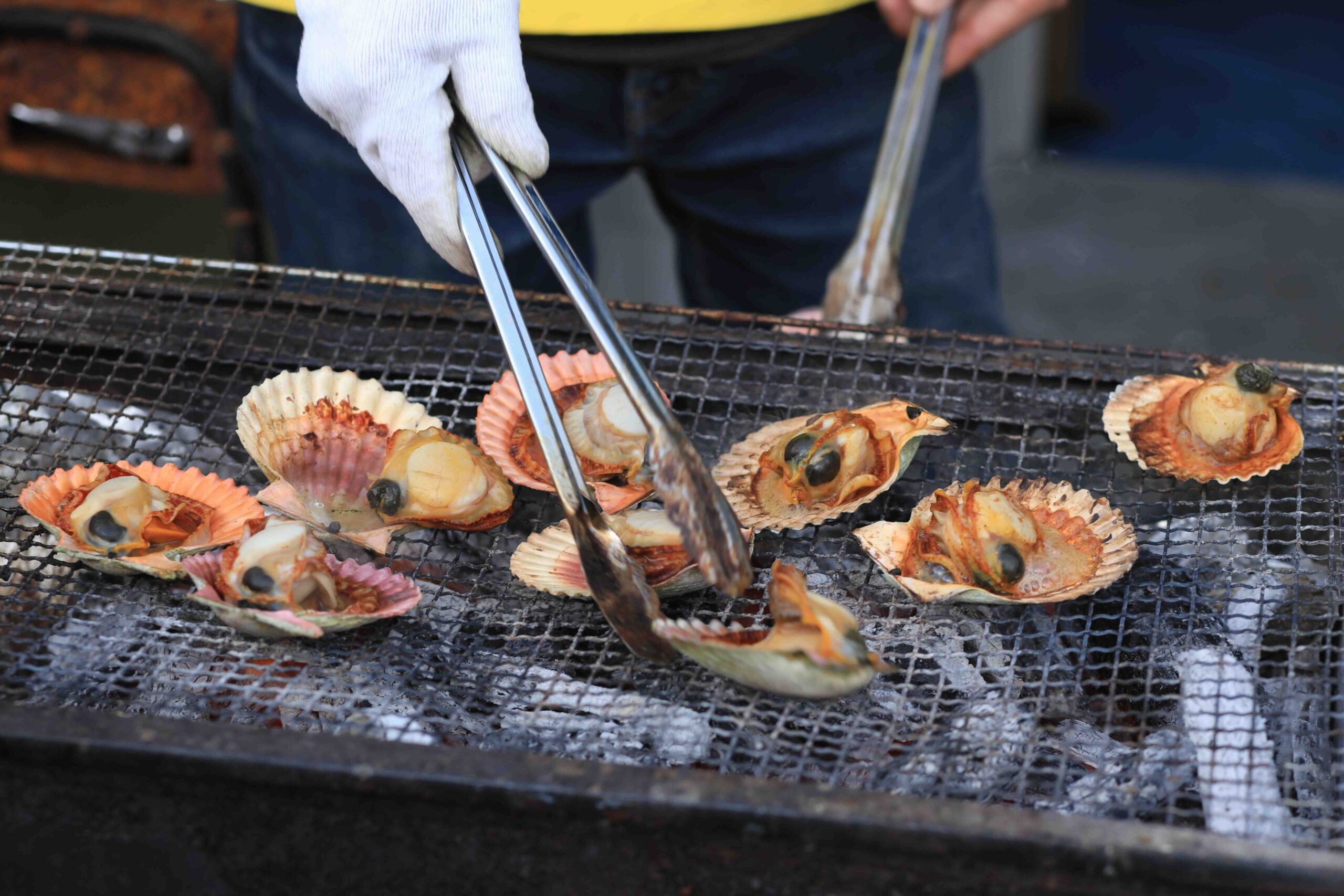 Nagatarou scallops being grilled over charcoal at the Tosa no Okyaku festival