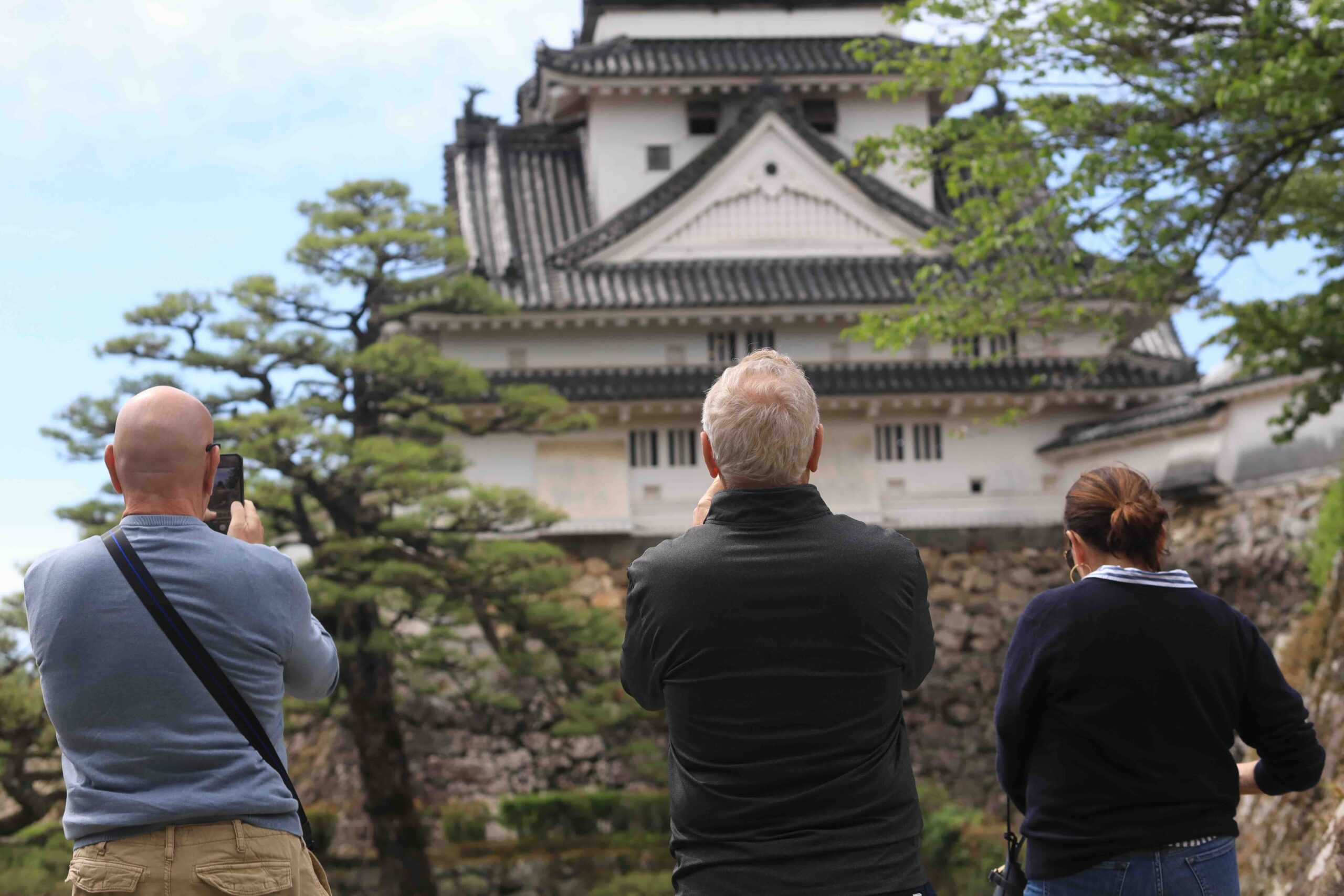 Guests photographing Kochi Castle keep from the grounds